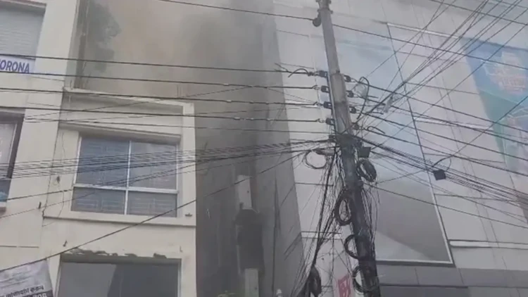 ধানমন্ডি ২৭ নম্বরে অ্যাপেক্স শোরুম ভবনে আগুন