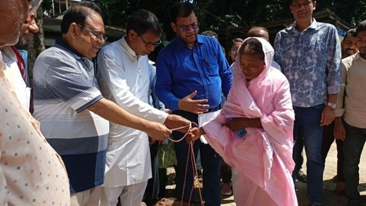 ঝিনাইদহে খামারিদের মাঝে পাঠা বিতরণ