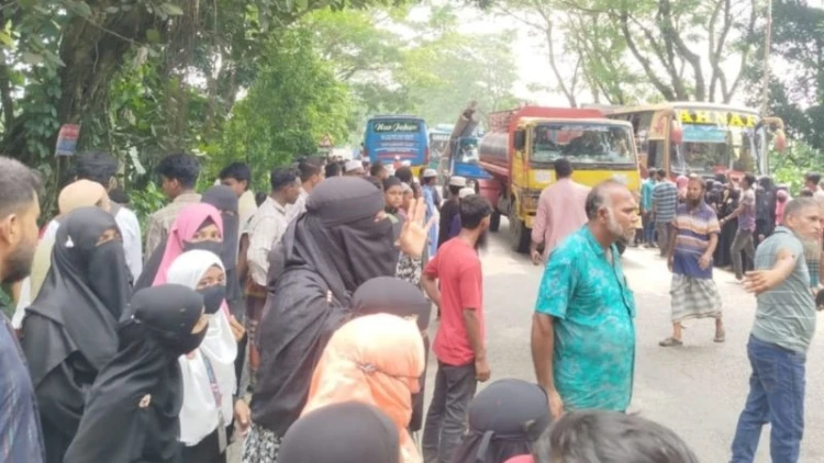 বাসের ধাক্কায় মাদ্রাসা শিক্ষিকা নিহত, মহাসড়ক অবরোধ
