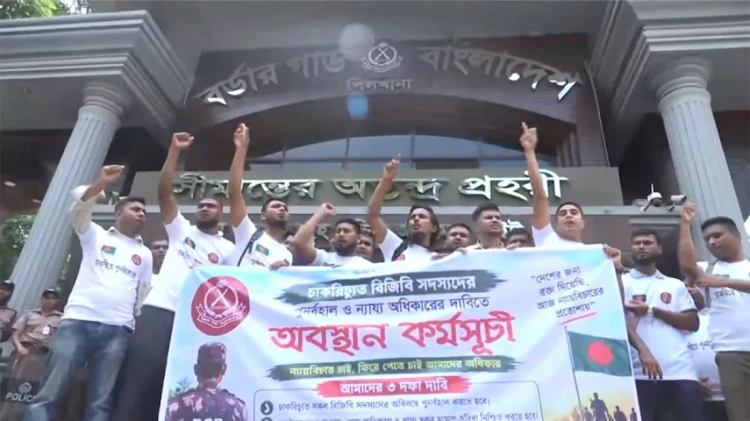 চাকরি ফিরে পেতে পিলখানার সামনে বিজিবির চাকরিচ্যুতদের অবস্থান