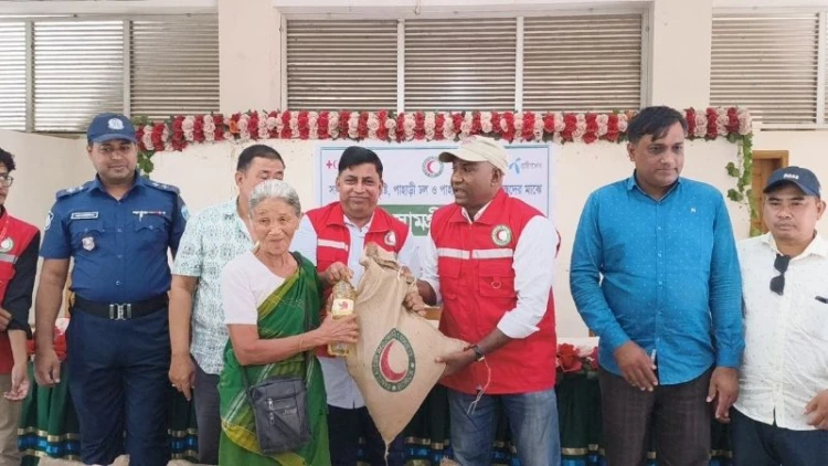 দীঘিনালায় রেড ক্রিসেন্টের ত্রাণসামগ্রী ও নগদ অর্থ বিতরণ