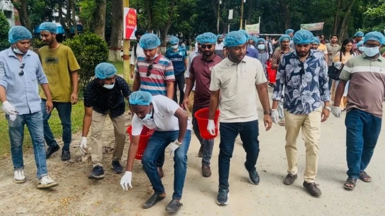 ইবিতে ডেঙ্গু প্রতিরোধে ছাত্রদলের পরিচ্ছন্নতা অভিযান
