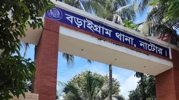 পুত্রবধূকে কোপাতে না পেরে স্ত্রীকে কুপিয়ে আত্মসমর্পণ