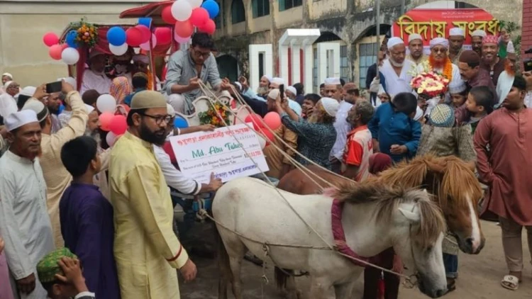 ৪১ বছরের মুয়াজ্জিনকে ঘোড়ার গাড়িতে রাজকীয় বিদায়