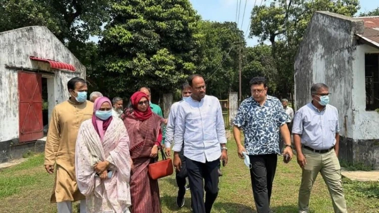কেন্দ্রীয় খামারে মুরগির বাচ্চা উৎপাদন বাড়ানোর নির্দেশ প্রতিমন্ত্রীর