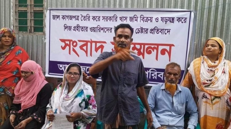 মুকসুদপুরে জমি নিয়ে বিরোধে হামলার প্রতিবাদে সংবাদ সম্মেলন