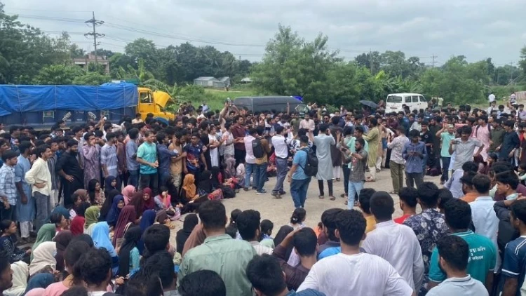 কুবি শিক্ষকের সন্তান হত্যায় শিক্ষার্থীদের মহাসড়ক অবরোধ