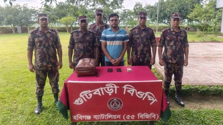 ভারতে পালানোর সময় নির্বাচন অফিস কর্মচারী সুশান্ত আটক
