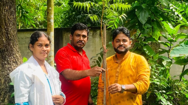 কালকিনিতে প্রান্তিক জনগোষ্ঠীর দোরগোড়ায় পরিবার পরিকল্পনা সেবা ও নিমগাছ রোপণ