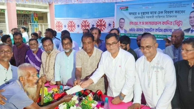 বগুড়ায় শতাধিক দুস্থ পরিবারের মাঝে ডা. বিটুর আর্থিক সহায়তা প্রদান