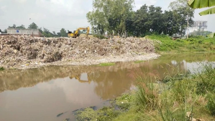 ভাগাড়ের নামে করতোয়ায় বর্জ্য, দূষণ-দুর্গন্ধে এলাকাবাসী নাকাল