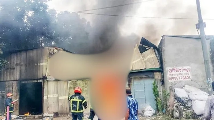 গাজীপুরে ঝুট গুদামে ভয়াবহ আগুন, নিয়ন্ত্রণে ৩ ইউনিট