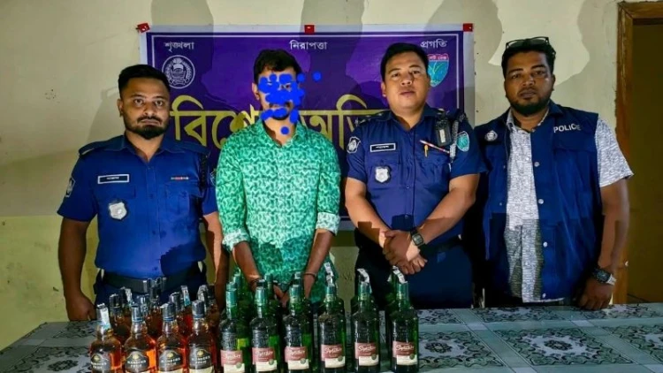 দোয়ারাবাজারে মদসহ চোরাকারবারিকে ধরে পুলিশে সোপর্দ