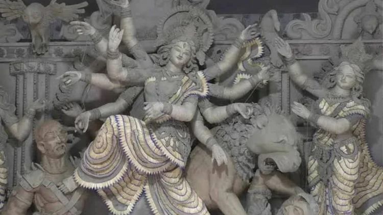 সাতক্ষীরায় ৩৫ হাজার মুক্তায় তৈরি হচ্ছে দুর্গা প্রতিমা