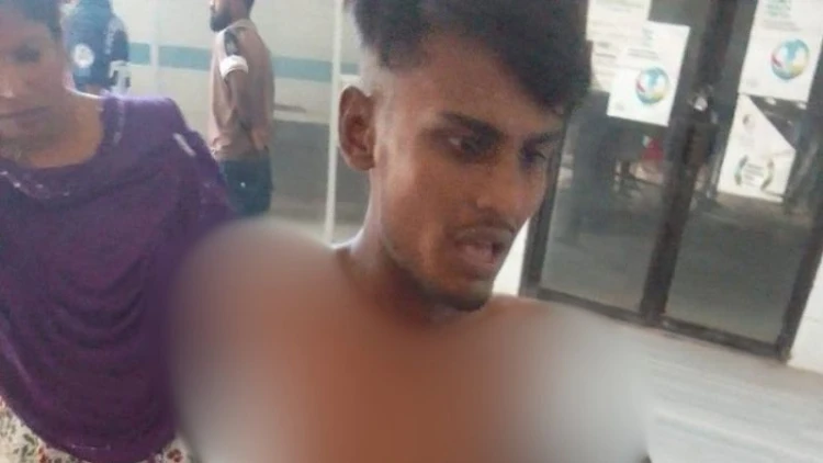 খুলনায় বিএল কলেজ গেটে গুলিতে যুবক আহত