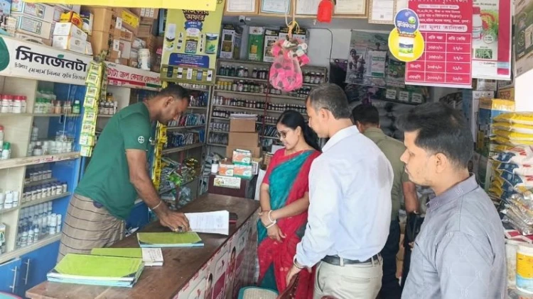 কয়রায় দুই সার ডিলারকে জরিমানা