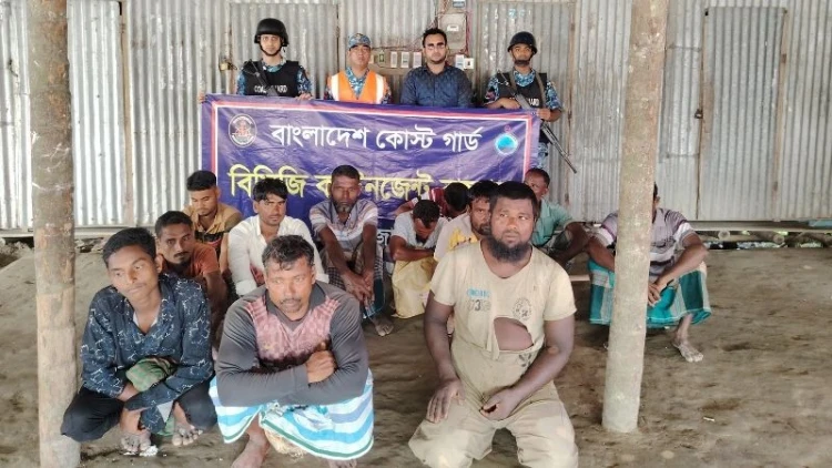রায়পুরে নিষেধাজ্ঞা অমান্য করায় ১১ জেলেকে জরিমানা