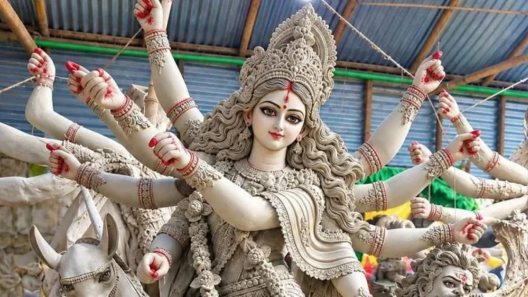 গোপালগঞ্জে দুর্গা প্রতিমার রং-তুলিতে শেষ মুহূর্তে ব্যস্ত মৃৎশিল্পীরা