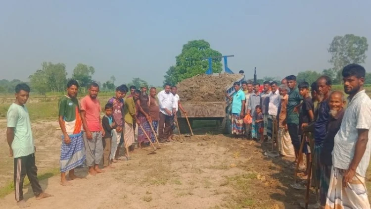 ডোমারে এলাকাবাসীর অর্থায়নে সড়ক সংস্কার