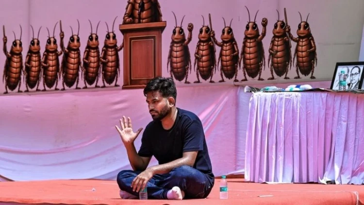 পতাকা ওড়াও কর্মসূচি: আবার আটক ককরোচ প্রধান