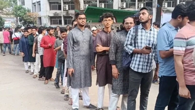 জবিতে গরুভোজে শিক্ষার্থীদের উপচে পড়া ভিড়