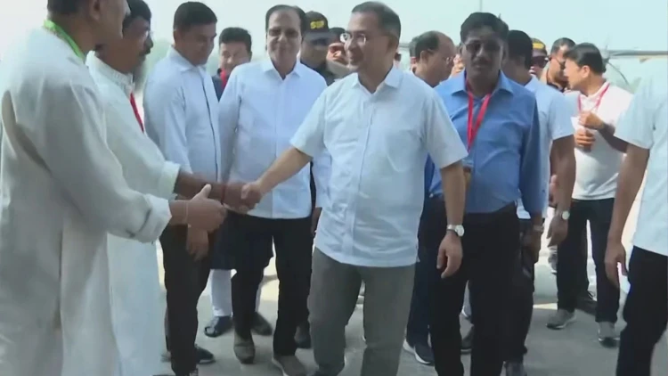 সৈয়দপুর বিমানবন্দরে প্রধানমন্ত্রীকে অভ্যর্থনা