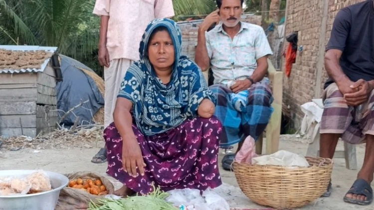 এক হাতে জীবনযুদ্ধ: অদম্য সেলিনার ঘুরে দাঁড়ানোর গল্প