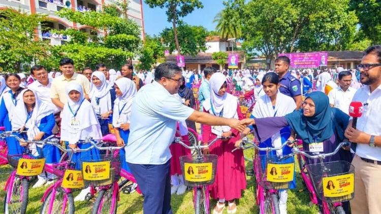 জাইমা রহমানের জন্মদিনে ৫৪৮ ছাত্রীকে বাইসাইকেল উপহার দিলেন প্রতিমন্ত্রী