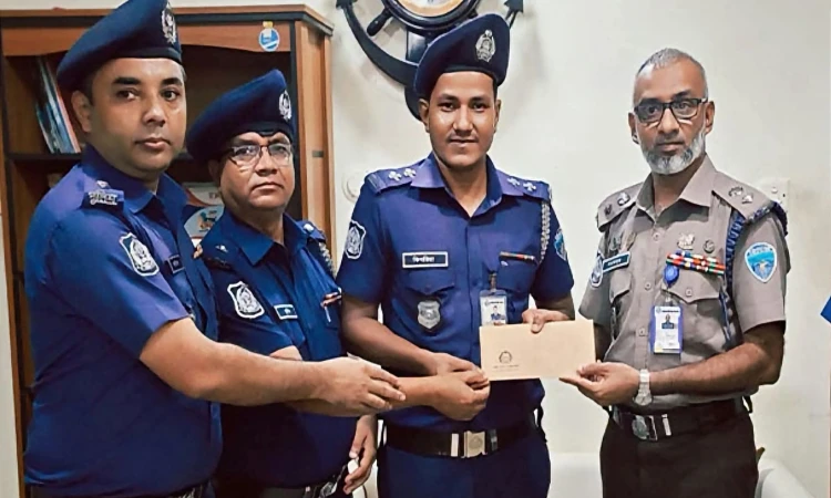 ইয়াবা আত্মসাতের অভিযোগ, সেই এসআইকেই পুরস্কৃত করলেন কক্সবাজারের এসপি