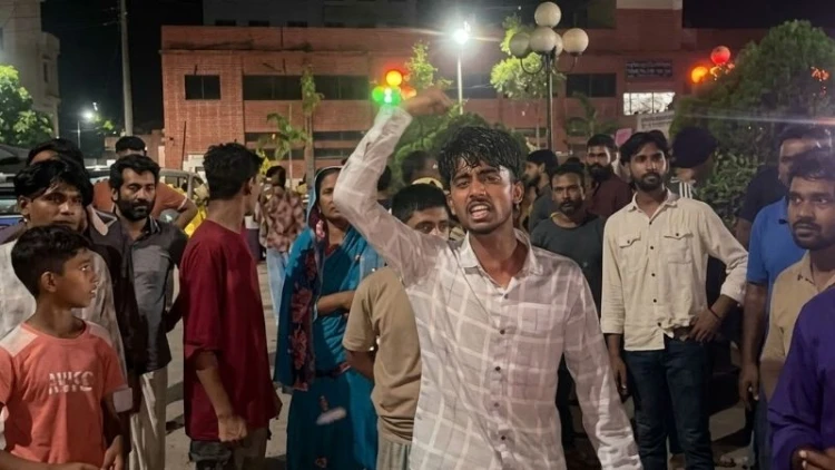 মাদারীপুরে লাশ আটকে রাখার অভিযোগে বিক্ষোভ