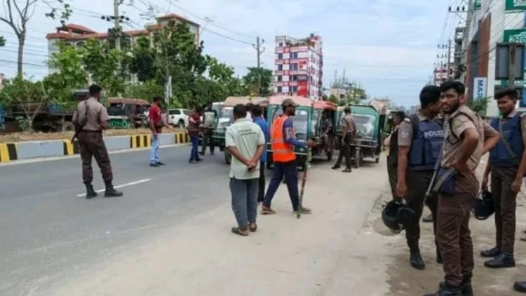 খুলনায় অবৈধ অটোরিকশা উচ্ছেদে যৌথ অভিযান