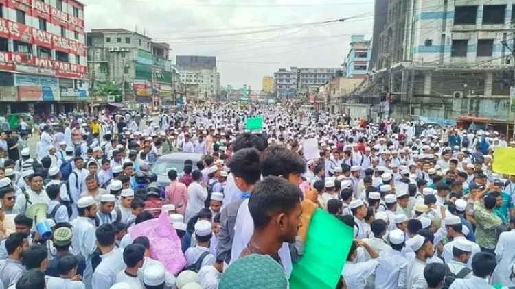 টঙ্গীতে শিক্ষার্থীদের মহাসড়ক অবরোধ, যান চলাচল বন্ধ