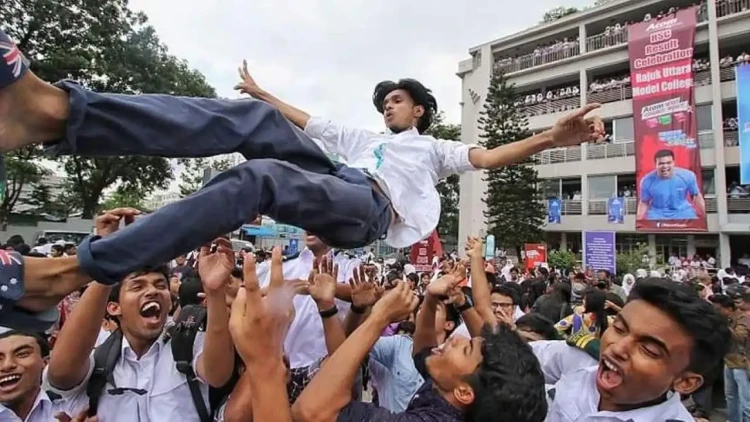 এইচএসসি পাসের হারে এগিয়ে মেয়েরা, জিপিএ-৫ এ এগিয়ে ছেলেরা