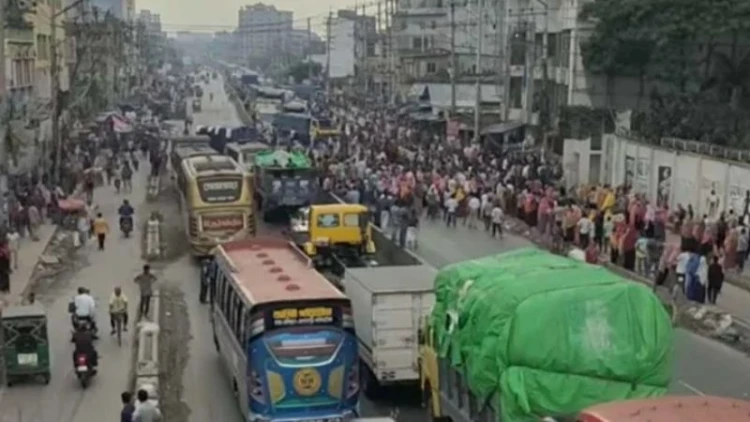 বেতন বৃদ্ধির দাবিতে ঢাকা-টাঙ্গাইল মহাসড়ক অবরোধ