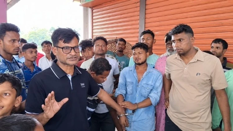 মাদকাসক্ত চাচাতো ভাইকে পুলিশে দিলেন যুবদল নেতা
